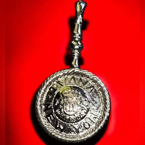 Ivana Trump Elegant Silver Hand 4" Mirror Pendant - Picture 1 of 4